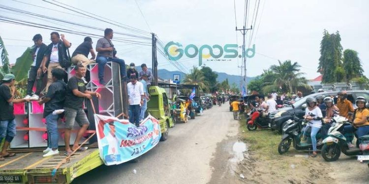 Ribuan massa ikut mengawal pendaftaran pasangan calon Ismet Mile-Risman Tolingguhu ke KPU Bone Bolango, Kamis (29-8-2024).