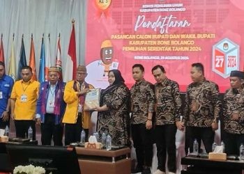 Pasangan Calon Bupati dan Wakil Bupati Kabupaten Bone Bolango Ismet Mile-Risman Tolingguhu (IRIS) akhirnya mendaftar ke KPU Kabupaten Bone Bolango, Kamis (29-8-2024).