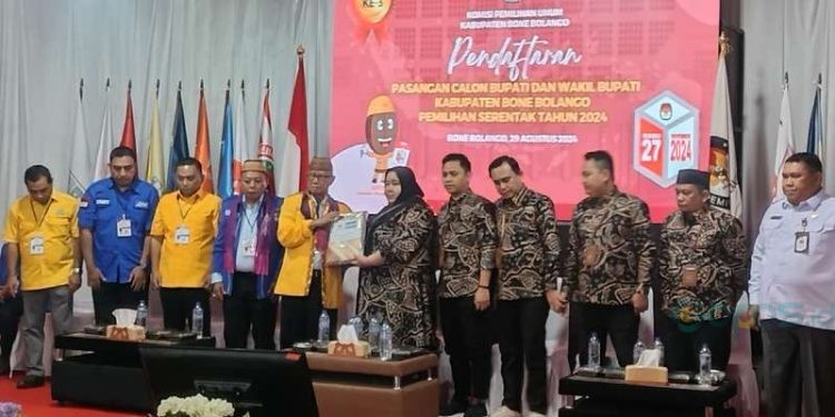 Pasangan Calon Bupati dan Wakil Bupati Kabupaten Bone Bolango Ismet Mile-Risman Tolingguhu (IRIS) akhirnya mendaftar ke KPU Kabupaten Bone Bolango, Kamis (29-8-2024).
