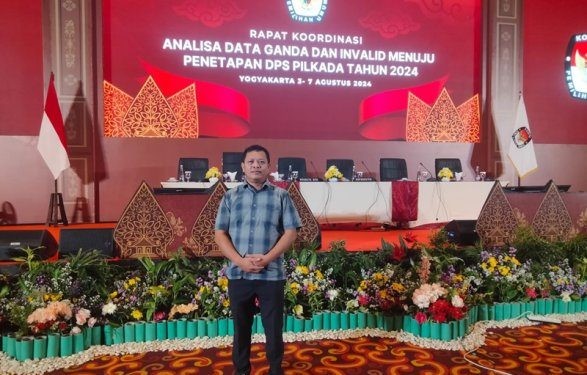 Anggota KPU Kota Gorontalo, Junaidiri Yusrin saat menghadiri Rapat Koordinasi Analisa Data Ganda dan Invalid Menuju Penetapan DPS Pilkada Tahun 2024 di Yogyakarta 3-7 Agustus 2024