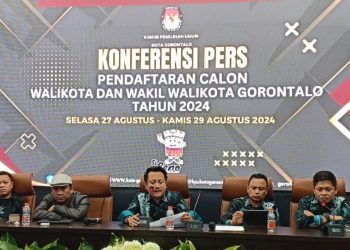 KPU Kota Gorontalo menggelar konferensi pers berkaitan berkakhirnya masa pendaftaran pasangan calon wali kota Gorontalo, Jumat (30/8/2024) dini hari