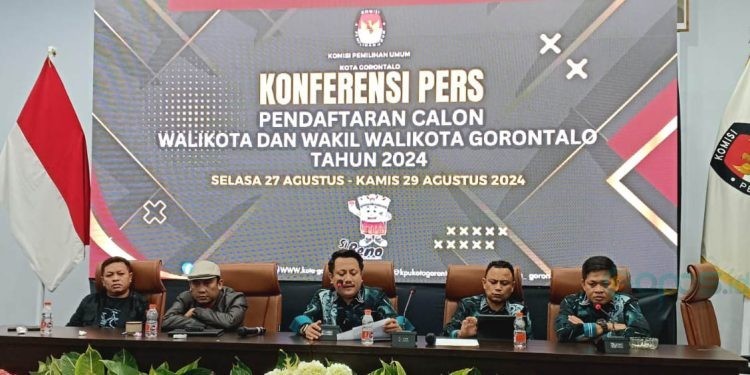 KPU Kota Gorontalo menggelar konferensi pers berkaitan berkakhirnya masa pendaftaran pasangan calon wali kota Gorontalo, Jumat (30/8/2024) dini hari