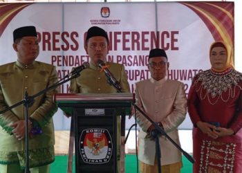 KPU Pohuwato menyampaikan keterangan pers terkait pendaftaran pasangan Saipul Mbuinga-Iwan Adam, Selasa (27/8/2024)