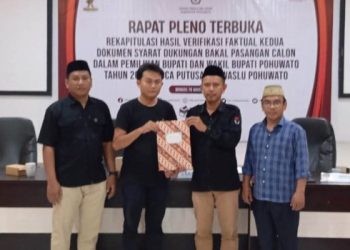 Ketua KPU Pohuwato, Firman Ikhwan menyerahkan berita acara hasil rekapitulasi verfak kedua syarat dukungan pencalonan jalur perseorangan
