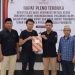 Ketua KPU Pohuwato, Firman Ikhwan menyerahkan berita acara hasil rekapitulasi verfak kedua syarat dukungan pencalonan jalur perseorangan