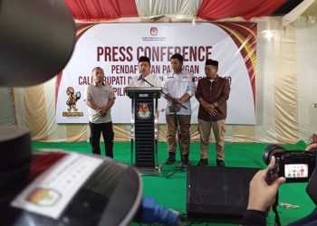 Ketua KPU Pohuwato Firman Ikhwan saat memberikan keterangan pers soal perpanjangan pendaftaran Cakada. (Foto Yusup Gopos)