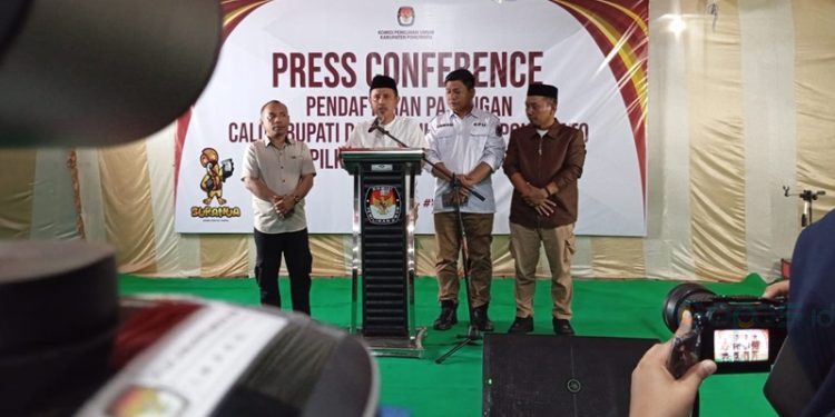 Ketua KPU Pohuwato Firman Ikhwan saat memberikan keterangan pers soal perpanjangan pendaftaran Cakada. (Foto Yusup Gopos)