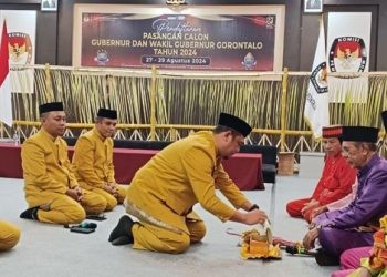 KPU Provinsi Gorontalo menggelar prosesi adat Bulita untuk persiapan pendaftaran pasangan calon Gubernur dan Wakil Gubernur Gorontalo, Selasa (27/8/2024). (Foto Sari/gopos)
