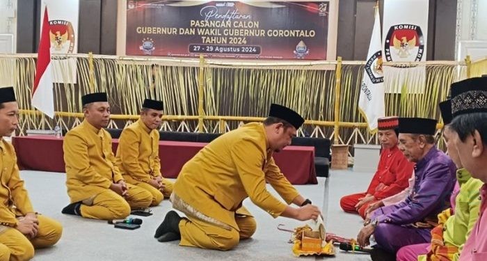 KPU Provinsi Gorontalo menggelar prosesi adat Bulita untuk persiapan pendaftaran pasangan calon Gubernur dan Wakil Gubernur Gorontalo, Selasa (27/8/2024). (Foto Sari/gopos)