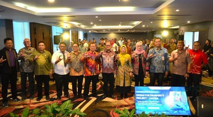 Foto bersama Entry Meeting Kegiatan Oceans for Prosperity – LAUTRA Komponen 3 yang dilaksanakan di Provinsi Gorontalo bertempat di Hotel Aston, Kamis (1/8/2024). (Foto – Nova Diskominfotik)