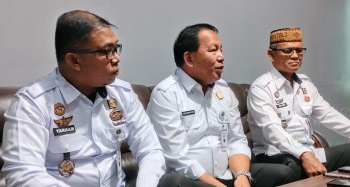 Kalapas Gorontalo Indra Mokoagow (tengah) saat menjelaskan kronologis percobaan bunuh diri napi di dalam Lapas.(foto Putra/gopos)