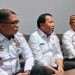 Kalapas Gorontalo Indra Mokoagow (tengah) saat menjelaskan kronologis percobaan bunuh diri napi di dalam Lapas.(foto Putra/gopos)