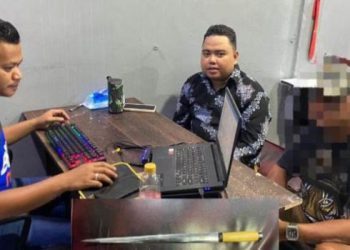 Petugas Sat Reskrim Polresta Gorontalo Kota melakukan pemeriksaan terhadap HD yang diamankan lantaran mengamuk di kompleks Pasar Sentral Kota Gorontalo. (Humas Polresta Gorontalo Kota)