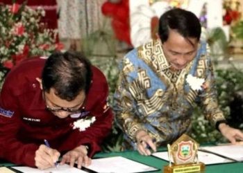 Bupati Gorontalo, Nelson Pomalingo saat menandatangani MoU bersama Rektor Unniversitas Sam Ratulangi. (Foto: Istimewa)
