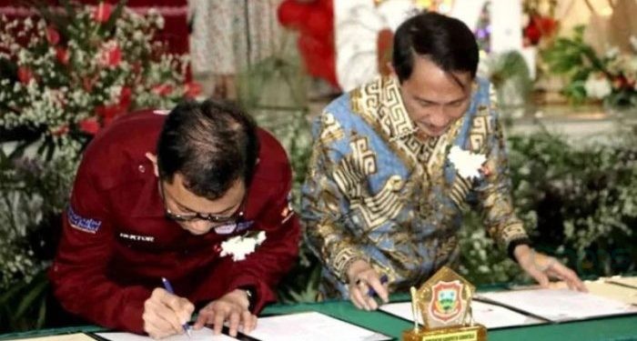 Bupati Gorontalo, Nelson Pomalingo saat menandatangani MoU bersama Rektor Unniversitas Sam Ratulangi. (Foto: Istimewa)