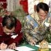 Bupati Gorontalo, Nelson Pomalingo saat menandatangani MoU bersama Rektor Unniversitas Sam Ratulangi. (Foto: Istimewa)