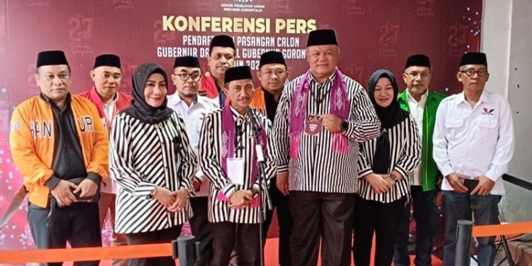 Pasangan Nelson Pomalingo dan Kris Wartabone saat memberikan keterangan pers usai pendaftaran di KPU Provinsi Gorontalo, Kamis (29/8/2024).(Foto Sari Gopos)