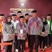 Pasangan Nelson Pomalingo dan Kris Wartabone saat memberikan keterangan pers usai pendaftaran di KPU Provinsi Gorontalo, Kamis (29/8/2024).(Foto Sari Gopos)