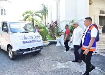 PT Astra Internasional Tbk melalui program Nurani Astra menyerahkan bantuan untuk korban banjir secara simbolis kepada Pj Gubernur Gorontalo Rudy Salahuddin, Kamis (1/8/2024). (Foto Mila)