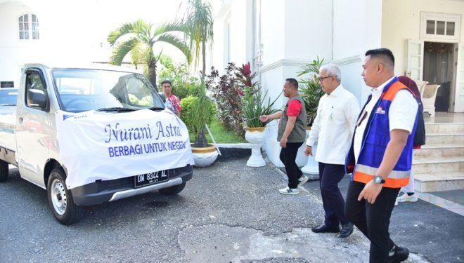PT Astra Internasional Tbk melalui program Nurani Astra menyerahkan bantuan untuk korban banjir secara simbolis kepada Pj Gubernur Gorontalo Rudy Salahuddin, Kamis (1/8/2024). (Foto Mila)