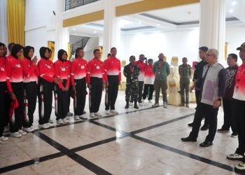 Pj Gubernur Gorontalo, Rudy Salahuddin memotivasi anggota Paskibraka usai gladi upacara HUT ke-79 RI di halaman rumah jabatan gubernur, Kamis (15/8/2024). (Foto : Haris)