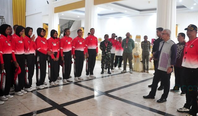 Pj Gubernur Gorontalo, Rudy Salahuddin memotivasi anggota Paskibraka usai gladi upacara HUT ke-79 RI di halaman rumah jabatan gubernur, Kamis (15/8/2024). (Foto : Haris)