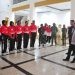 Pj Gubernur Gorontalo, Rudy Salahuddin memotivasi anggota Paskibraka usai gladi upacara HUT ke-79 RI di halaman rumah jabatan gubernur, Kamis (15/8/2024). (Foto : Haris)