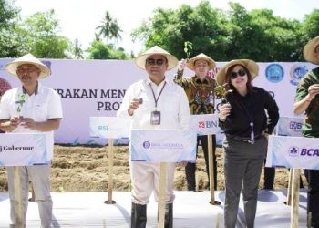 Kepala Perwakilan BI Gorontalo, Dian Nugraha, bersama pimpinan Perbankan BMPD Provinsi Gorontalo melakukan penananam cabai di Kelompok Tani Angkasa Jaya Kabupaten Gorontalo
