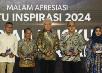Nelson Pomalingo saat menerima penghargaan dari Beritasatu.com. (Foto: Istimewa)