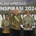 Nelson Pomalingo saat menerima penghargaan dari Beritasatu.com. (Foto: Istimewa)