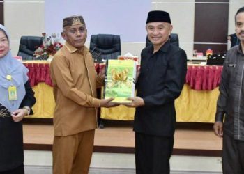 Bupati Pohuwato Saipul Mbuinga menyerahkan dokumen perubahan APBD 2024 ke DPRD Pohuwato