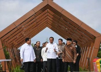 Presiden Joko Widodo (tengah) berbincang bersama Wakil Presiden Ma'ruf Amin (kanan), dan Menteri Pertahanan (Menhan) Prabowo Subianto (kiri) saat mengunjungi Embung MBH sebelum berlangsungnya rapat kabinet pertama di Ibu Kota Nusantara (IKN), Penajam Paser Utara, Kalimantan Timur, Minggu (11/8/2024). ANTARA FOTO/Sigid Kurniawan/app/YU/aa.