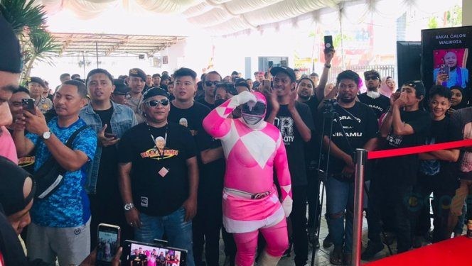Salah satu pendukung paket RAMAH mengenakan cosplay Power Rangers Pink saat pendaftaran di KPU Kota Gorontalo, Selasa (27/8/2024).(Foto Rama gopos)