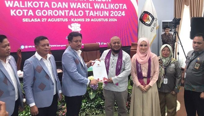 Pasangan Ramli Anwar dan Ana Supriyana Abdul Hamid (RAMAH) menjadi pendaftar pertama di KPU Kota Gorontalo, Selasa (27/8/2024). (Foto Rama Gopos)