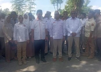 Pasangan Roni Sampir-Adnan Entengo melakukan longmarch menuju kantor KPU Kabupaten Gorontalo untuk mendaftar sebagai bakal paslon Pilkada Kabupaten Gorontalo 2024, Selasa (27/8/2024)