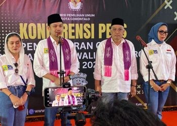 Pasangan Ryan F Kono dan Charles Budi Doku saat memberikan keterangan pers usai pendaftaran di KPU Kota Gorontalo, Kamis (29/8/2024). (Foto Sari Gopos)