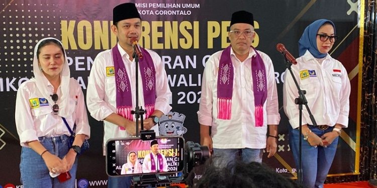 Pasangan Ryan F Kono dan Charles Budi Doku saat memberikan keterangan pers usai pendaftaran di KPU Kota Gorontalo, Kamis (29/8/2024). (Foto Sari Gopos)