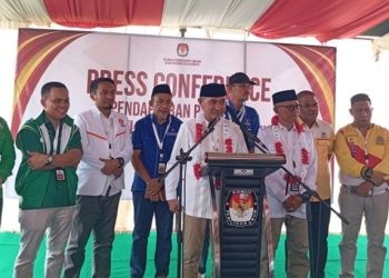 Pasangan Saipul Mbuinga dan Iwan Adam saat memberikan keterangan pers usai pendaftaran di KPU Pohuwato, Selasa (27/8/2024).(Foto Yusup Gopos)