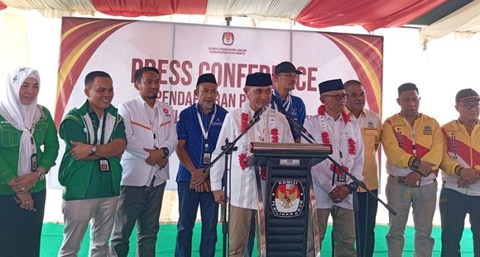 Pasangan Saipul Mbuinga dan Iwan Adam saat memberikan keterangan pers usai pendaftaran di KPU Pohuwato, Selasa (27/8/2024).(Foto Yusup Gopos)