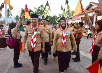 Bupati Pohuwato Saipul Mbuinga dan Wakil Bupati Pohuwato Suharsi Igirisa pada apel besar hari Pramuka ke-63 tahun 2024, tingkat kwartir Cabang Pohuwato berlangsung di Taman Anggrek, Kecamatan Paguat.(foto yusuf/gopos)