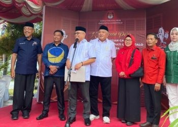 Pasangan Sofyan Puhi-Tonny Junus saat mendaftar ke KPU Kabupaten Gorontalo