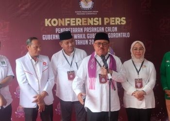 Tonny Uloli menjelaskan soal kondisi kesehatan Rustam Akili saat konferensi pers di KPU Provinsi Gorontalo, Rabu (28/8/2024).(Foto Putra gopos)