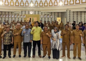 Foto Bersama dalam acara Launching SI BESI di Aula Dulohupa Kantor Gubernur Gorontalo, Selasa (6/8/2024).