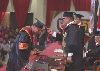 Rektor UNG, Eduart Wolok mengukuhkan salah satu wisudawan UNG.