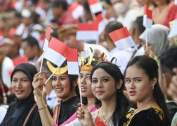 Sejumlah warga mengikuti upacara bendera Hari Lahir Pancasila di Lapangan Pancasila, Ende, Nusa Tenggara Timur (NTT), Sabtu (1/6/2024). Hari Lahir Pancasila yang diperingati setiap 1 Juni itu bertemakan Pancasila Jiwa Pemersatu Bangsa Menuju Indonesia Emas Tahun 2045. ANTARA FOTO/M Risyal Hidayat/aww.