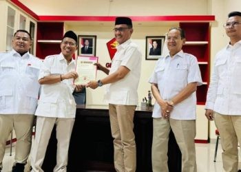 Penyerahan rekomendasi oleh Ketua DPD 1 Partai Gerindra Gorontalo Elnino H. Mohi kepada Amran Mustafa yang merupakan kandidat calon Bupati Bone Bolango 2024-2029.