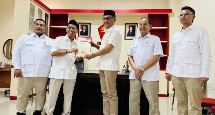 Penyerahan rekomendasi oleh Ketua DPD 1 Partai Gerindra Gorontalo Elnino H. Mohi kepada Amran Mustafa yang merupakan kandidat calon Bupati Bone Bolango 2024-2029.