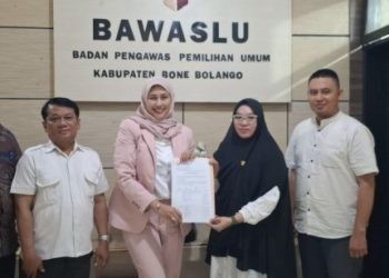 Anggota Bawaslu Bone Bolango, Yulianti Laliyo, S.Pd,.M.Pd saat menyerahkan tanda terima permohonan sengketa pemilihan kepada Tim Kuasa Hukum Bapaslon IRIS, Rabu 21/08/24