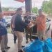 Pj Sekda Bone Bolango, Aznan Nadjamudin saat menyerahkan bantuan paket sembako kepada warga Kecamatan Bone yang terdampak banjir