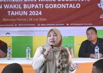 Anggota KPU Kabupaten Gorontalo, Agustina BIlondatu saat memberikan materi dalam sosialisasi di Kecamatan Batudaa Pantai. (Foto: Istimewa)